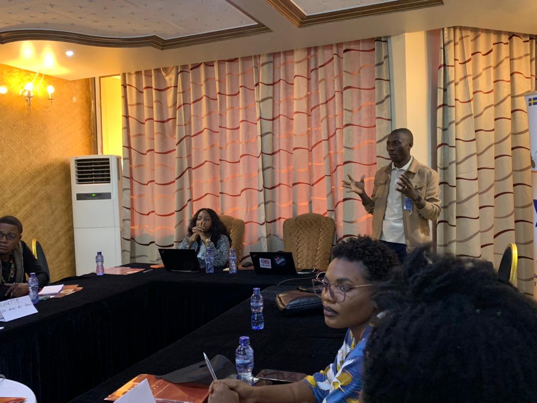 YouthSprint's tweet photo. Au J2 de l'atelier,les membres @YouthSprint réfléchissent sur comment révéler les différents défis: la performance,la motivation et capacité organisationnelles puis l'environnement externe pour plus d'engagement, d'amélioration des produits et services SSR à la communauté. https://t.co/NUXMoxEsJL