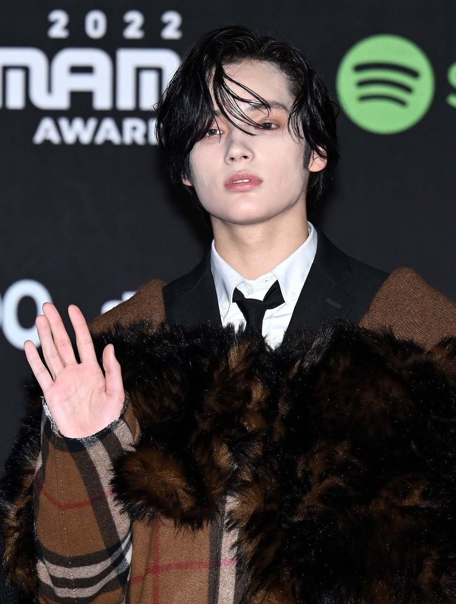 Yunjin &amp; Hueningkai MAMA AWARDS 2022 RED CARPET