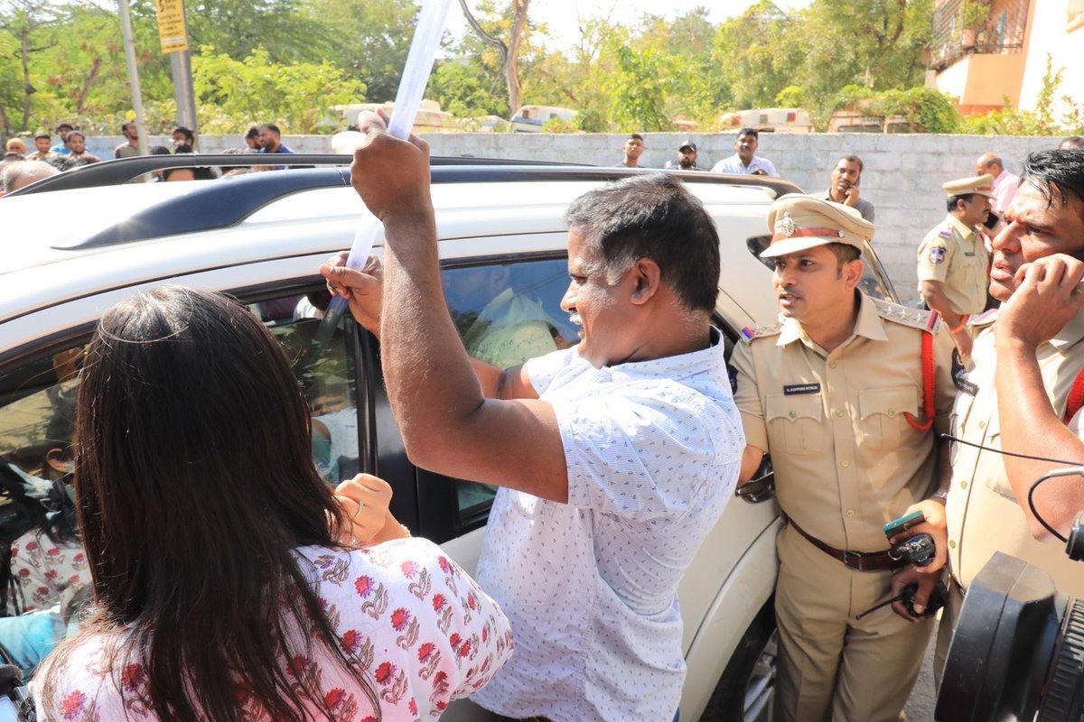 realyssharmila's tweet photo. కేసీఆర్ పిరికిపంద చర్యలకు బెదిరేది కాదు వైయస్ఆర్ బిడ్డ. ప్రజాస్వామ్యాన్ని పాతరేసి, అధికారాన్ని అడ్డం పెట్టుకుని, పోలీసులను పనోళ్లలా వాడుకొని, టీఆర్ఎస్ గూండాలను ఉసిగొల్పి దాడులకు పాల్పడితే.. ఖబడ్దార్.
ప్రగతిభవన్ లో దాక్కున్నా.. ఫామ్ హౌజ్ లో దాక్కున్నా..
నీ పతనం ఖాయం.
జై తెలంగాణ.. https://t.co/HOzLTLiH4z