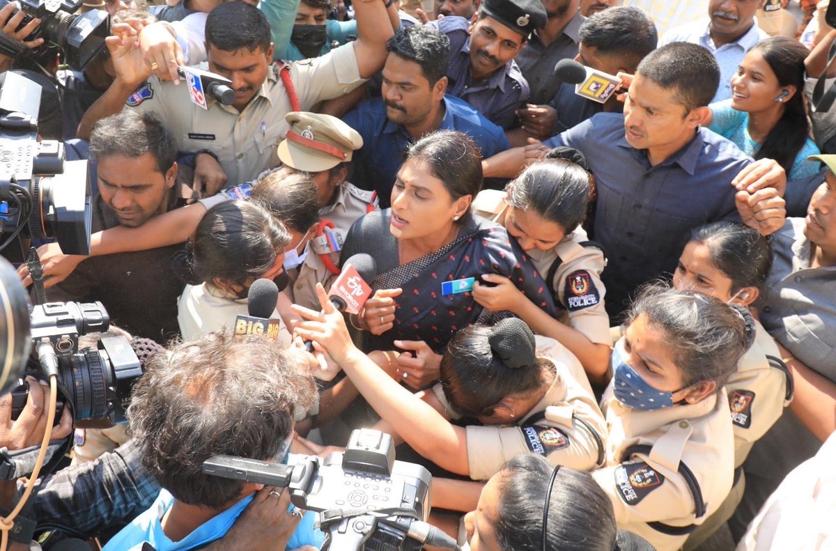 realyssharmila's tweet photo. కేసీఆర్ పిరికిపంద చర్యలకు బెదిరేది కాదు వైయస్ఆర్ బిడ్డ. ప్రజాస్వామ్యాన్ని పాతరేసి, అధికారాన్ని అడ్డం పెట్టుకుని, పోలీసులను పనోళ్లలా వాడుకొని, టీఆర్ఎస్ గూండాలను ఉసిగొల్పి దాడులకు పాల్పడితే.. ఖబడ్దార్.
ప్రగతిభవన్ లో దాక్కున్నా.. ఫామ్ హౌజ్ లో దాక్కున్నా..
నీ పతనం ఖాయం.
జై తెలంగాణ.. https://t.co/HOzLTLiH4z