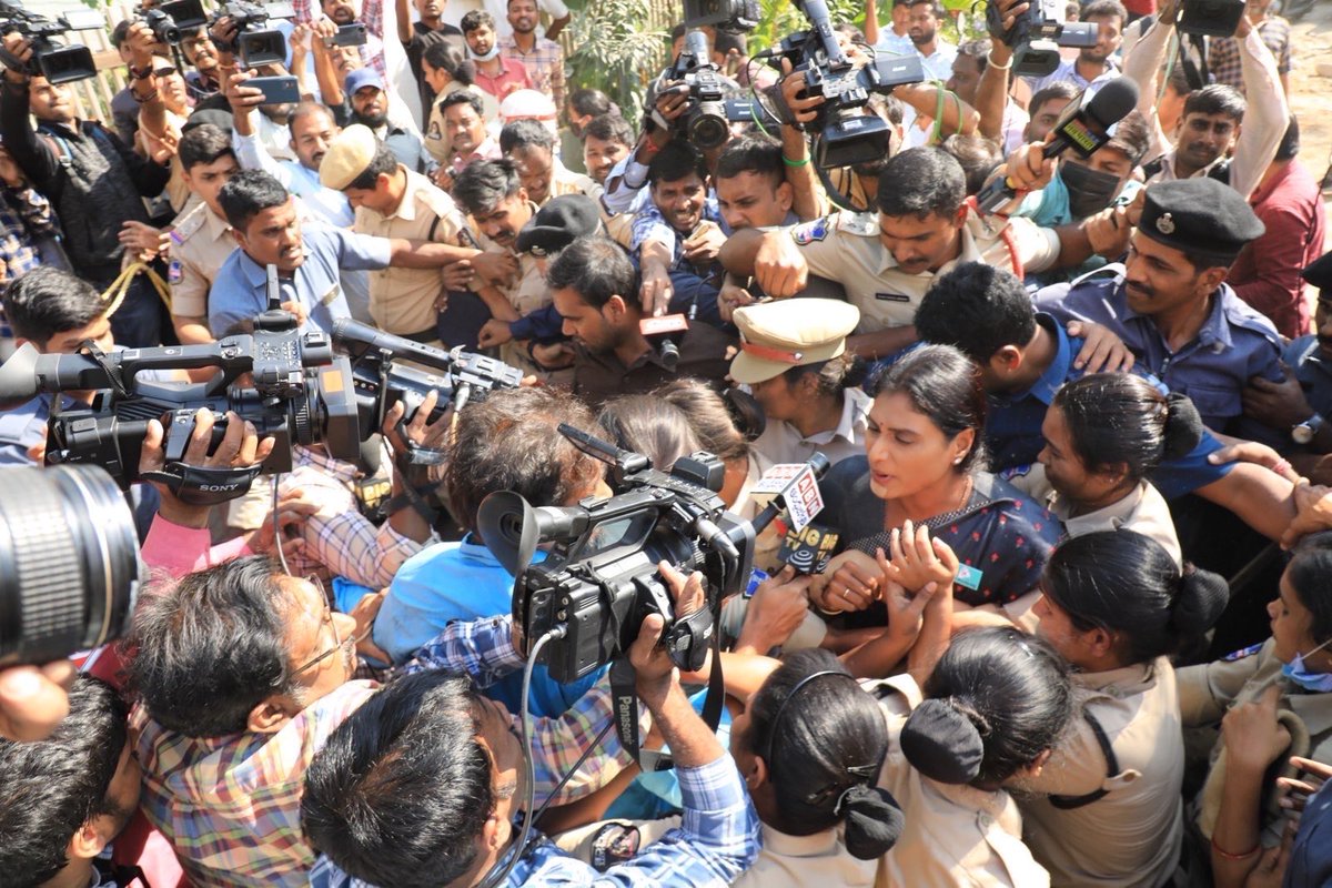 realyssharmila's tweet photo. కేసీఆర్ పిరికిపంద చర్యలకు బెదిరేది కాదు వైయస్ఆర్ బిడ్డ. ప్రజాస్వామ్యాన్ని పాతరేసి, అధికారాన్ని అడ్డం పెట్టుకుని, పోలీసులను పనోళ్లలా వాడుకొని, టీఆర్ఎస్ గూండాలను ఉసిగొల్పి దాడులకు పాల్పడితే.. ఖబడ్దార్.
ప్రగతిభవన్ లో దాక్కున్నా.. ఫామ్ హౌజ్ లో దాక్కున్నా..
నీ పతనం ఖాయం.
జై తెలంగాణ.. https://t.co/HOzLTLiH4z