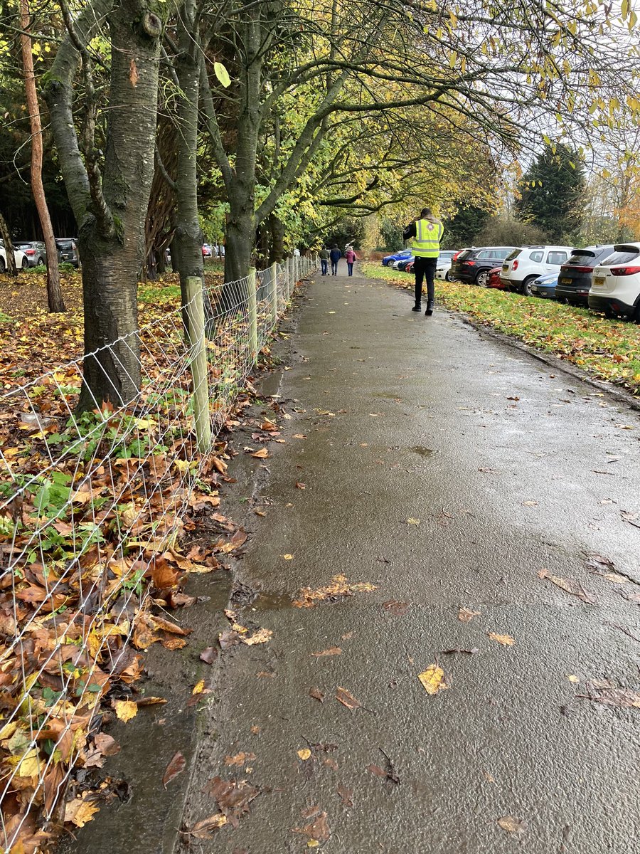 KSS_PC_Maid_TW's tweet photo. Clearing leaves is an ongoing task at this time of year, #Maidstone @KSSPS_CP #communitypayback Team did great job! @AylesfordP https://t.co/O3XtPhcEo2