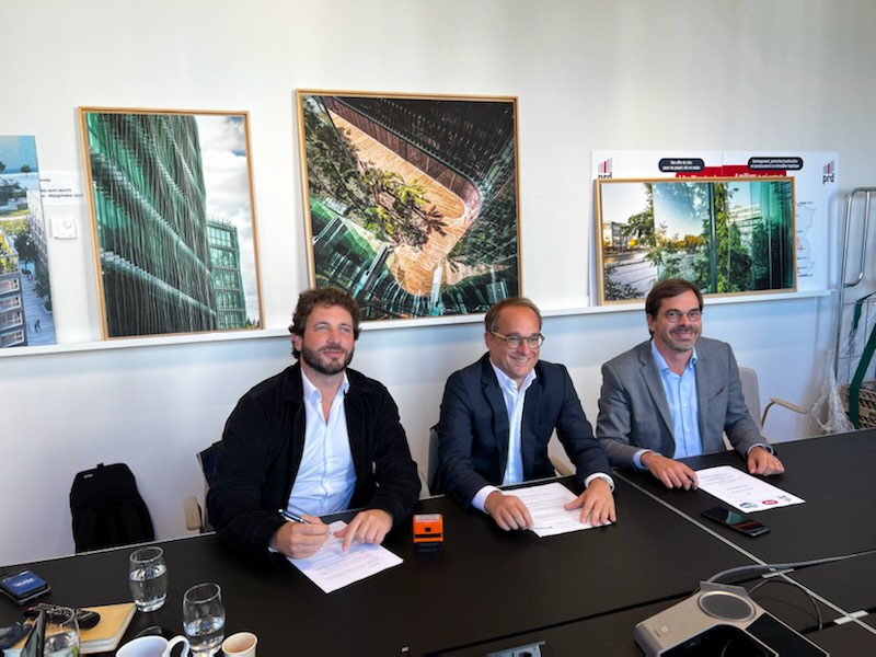 Bouygues_BatIDF's tweet photo. [#Signature] 🖊️ Démarrage des travaux de Nanterre WE avec Julien Ranchon, Directeur Général Délégué de #PRDOffice, Nicolas Virondaud, Directeur Délégué tertiaire IDF d’@Icade_Officiel #Promotion, Thomas Rousseau, Directeur de production de @Bouygues_BatIDF #ConstructionPrivée ⤵️ https://t.co/V7UNkTdvFy