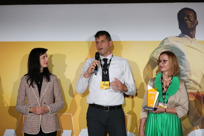 EKvSloveniji's tweet photo. Od leta 1987 vse OŠ in SŠ v 🇸🇮 sodelujejo v programu #SLOfit, sistemu preverjanja fizičnega in motoričnega razvoja mladih.
@unilj je za razvoj tega uspešnega projekta dobila letošnjo nagrado🇪🇺#BeActive v kategoriji "šport med generacijami"🏆 Čestitke!👏
https://t.co/nqJOQKyr2V https://t.co/ha4EAWbzjG
