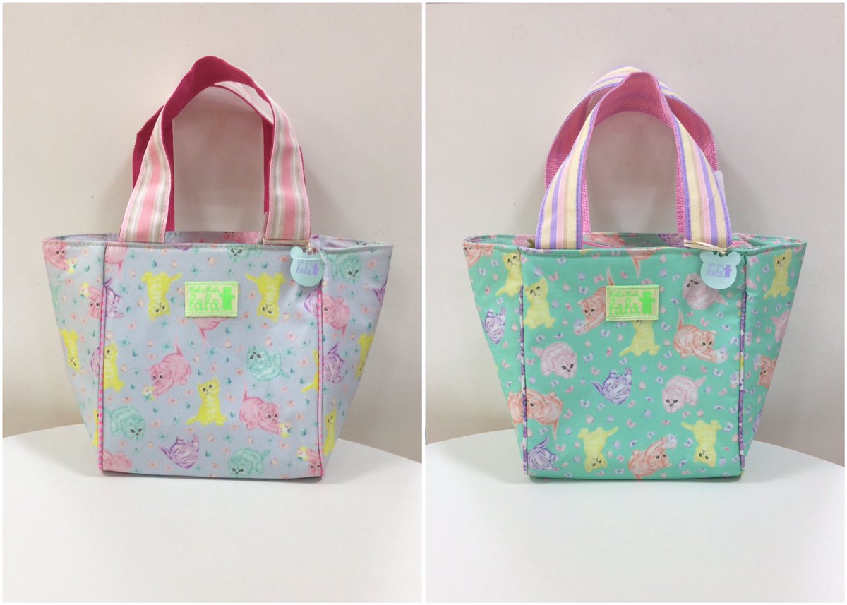 fafa_CHIBA's tweet photo. ランチトートバッグが入荷しました🐱🍬内側はアルミ素材で、保冷剤を入れるメッシュポケット付き‼️表面はラミネート加工で水や汚れに強いのも嬉しいポイントです🌈✨
🍎¥3,300(税込価格) https://t.co/1mhelmVq9c