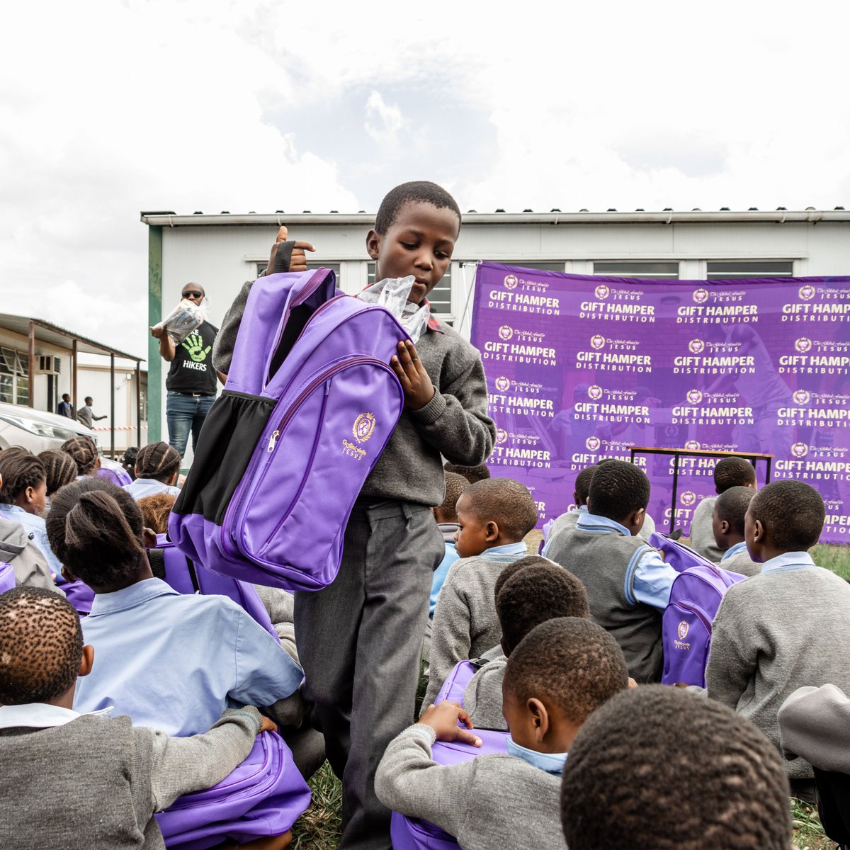 Real_GFFJ's tweet photo. GFFJ visited Secunda, a town built amidst the coalfields of the Mpumalanga province, for the #distributehope initiative, giving away food hampers. https://t.co/du8B2kscuq