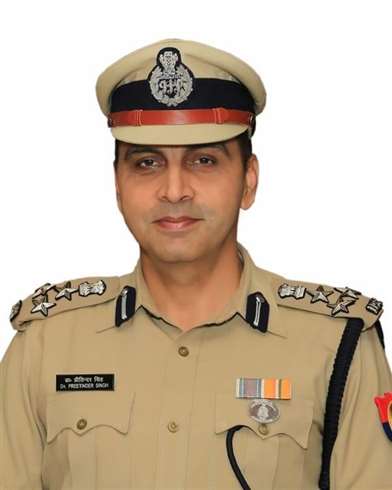 Chandkiran005's tweet photo. #IPS अधिकारी #डॉ_प्रीतिंदर_सिंह जी को आगरा के प्रथम पुलिस कमिश्नर बनाए जाने पर बहुत-बहुत बधाई एवं हार्दिक शुभकामनाएं
#AgraPolice
#IPS_Association https://t.co/DDZA4cXWvj