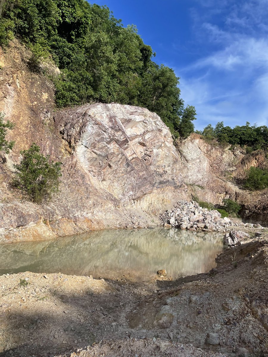 bnasae's tweet image. ฤดูฝนเพิ่งเริ่ม/เนินหินเริ่มพังลงมา…..

วันนี้เดินขึ้นไปสำรวจพื้นที่ๆมีการขุดใกล้ฐานพระเจดีย์อายุ1400ปี พบว่าหินเริ่มพังลงมาแล้วบางส่วน

ข่าวว่าทางหน่วยงานราชการมีงบที่จะนำมาฟื้นฟูแค่12ล้านบาท แต่ผู้ชำนาญการบอกว่าที่ดินที่ถูกขุดออกไปมูลค่ามากถึง42ล้าน…

#SaveSingora