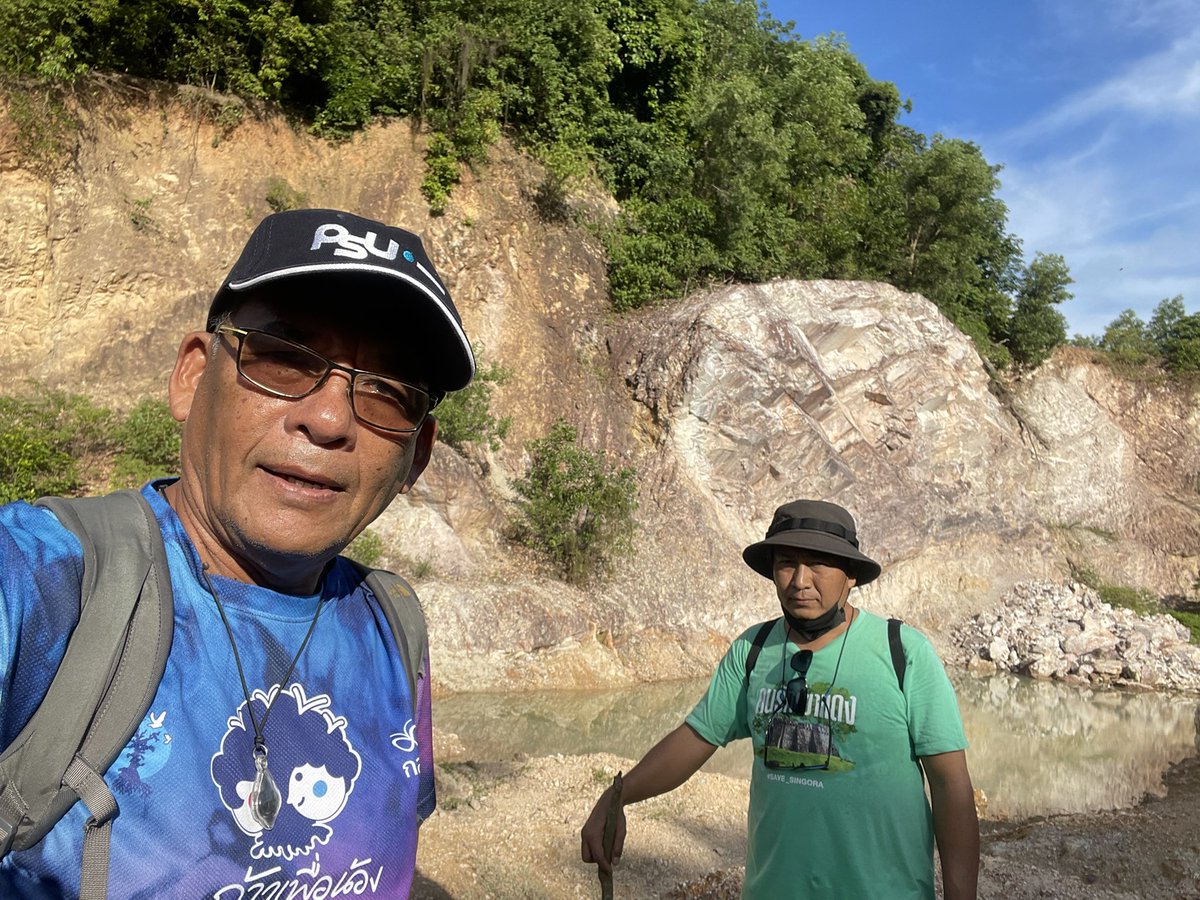 bnasae's tweet image. ฤดูฝนเพิ่งเริ่ม/เนินหินเริ่มพังลงมา…..

วันนี้เดินขึ้นไปสำรวจพื้นที่ๆมีการขุดใกล้ฐานพระเจดีย์อายุ1400ปี พบว่าหินเริ่มพังลงมาแล้วบางส่วน

ข่าวว่าทางหน่วยงานราชการมีงบที่จะนำมาฟื้นฟูแค่12ล้านบาท แต่ผู้ชำนาญการบอกว่าที่ดินที่ถูกขุดออกไปมูลค่ามากถึง42ล้าน…

#SaveSingora