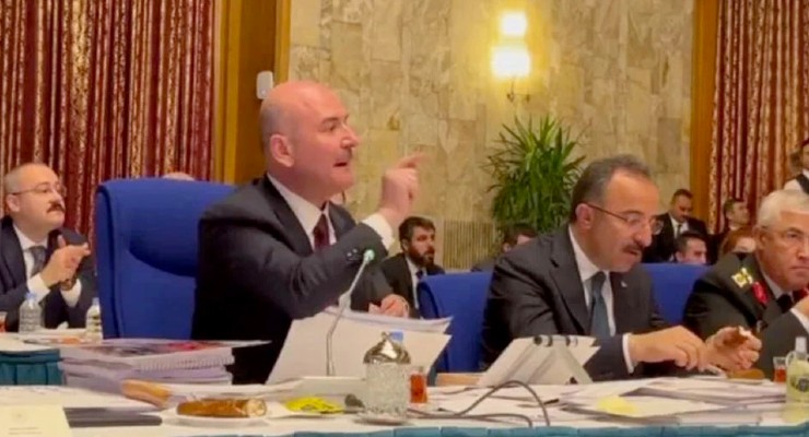 Haberdar's tweet photo. AKP’li bürokratlara ikinci maaşı bağlamada gözde kurum Emlak Konut Gayrimenkul Yatırım Ortaklığı A.Ş.’nin yönetim kurulu bakan yardımcısı kaynıyor

Bunlardan en dikkat çekeniyse İçişleri Bakan Yardımcısı İsmail Çataklı oldu https://t.co/bRrTXyerEt