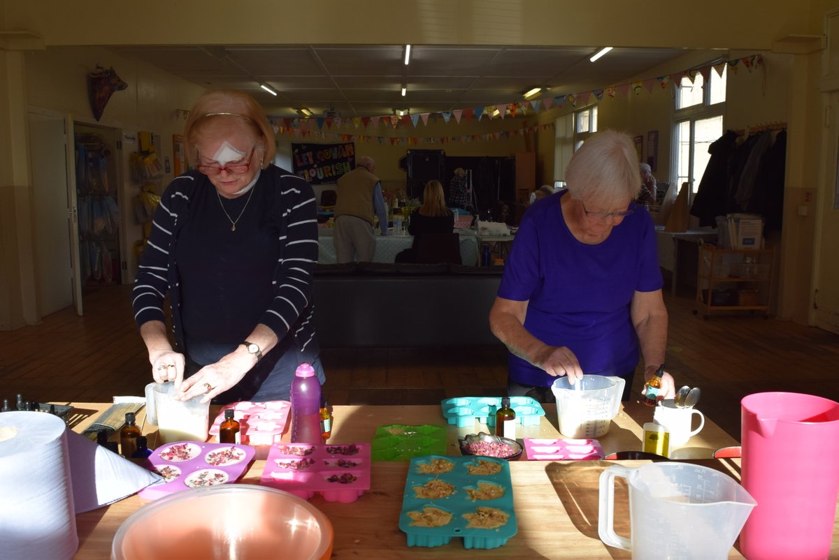 Behind the scenes... our Craft Cafe elves in Govan create christmas cards; sustainable soaps &amp; candles; and other handmade homewares to sell this Saturday at our Open Day 🎁🕯️🎄

📍 Elderpark Community Centre
⏰ 11.30-3pm
🥣 soup served at 12
✨ free entry