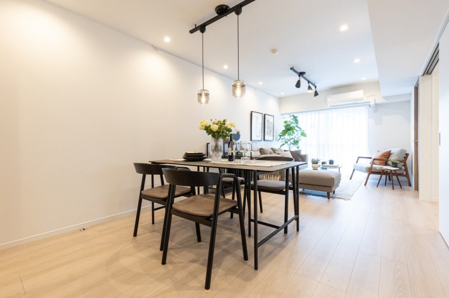 JpnRealtySTARTS's tweet photo. 2BR locates in #Minato ward #Tokyo, walk distance to #Mita and #Tamachi.
Price: JPY72.8M ≒ USD527K ≒ EUR508K
Structure: Steel-framed RCS
Built: Jan 1983
Size: 63.96sqm / 688.45sf
#SOHO #vintage #renovation #realestate #property #sale #JR #YamanoteLine #ToeiLine #Japan https://t.co/d4pB1yj4Ae