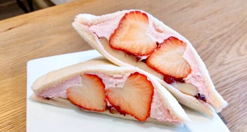 東京・池袋から徒歩3分の場所にお店を構える人気店
【もとや】
甘すぎず素材の味を邪魔しない北海道産生クリームと旬のフルーツが楽しめるフルーツサンドが大人気です✨🍰🍰