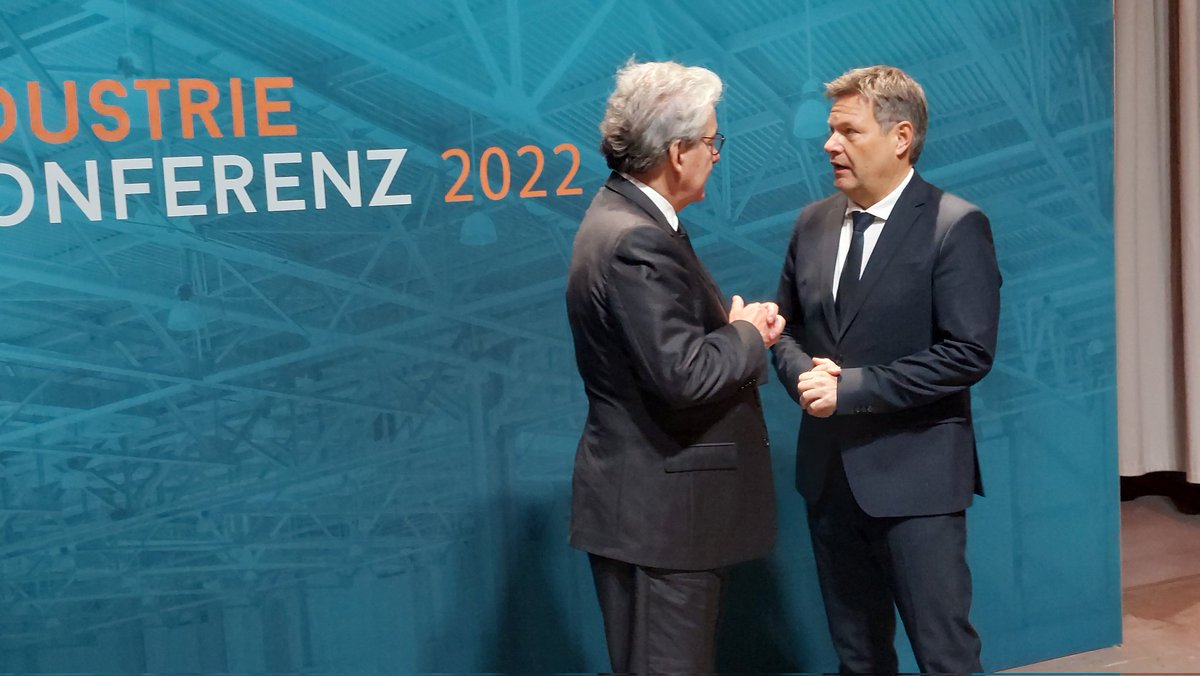 Ein 8-Punkte-Plan ist die Antwort von @BMWK Minister Habeck  #InflationReductionAct. Alle Punkte sind darauf ausgerichtet, die Industrie als Basis für Prosperität und NetZero deutlich zu stärken. "2023 steht vollkommen im Zeichen der Industriepolitik." <a href="/buendnisZdI/">Industriebündnis</a> <a href="/Der_BDI/">BDI</a>