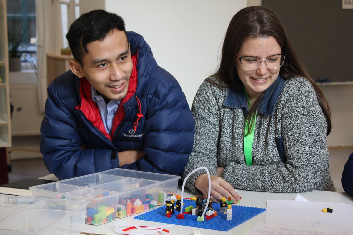 AgoraEW's tweet photo. For the last #EnerTracks Study Tour of 2022, we have assembled 13 energy professionals from 11 countries. Over the course of two weeks, the participants are developing #decarbonisation roadmaps for the fictitious country of “Enertransia”! Learn more here: https://t.co/o24xMcObM9 https://t.co/8HyW7bjDmK