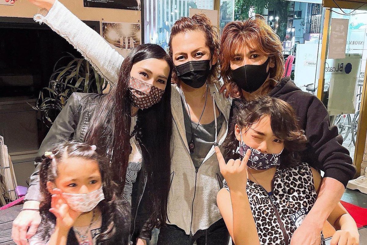 keitorockstar's tweet photo. 一昨日のライブ、本当に楽しかった🤟✨
見に来てくれたみなさんのおかげで最高のライブになりました🔥
楽屋でパパと、妹と、そしてイベントに誘ってくれたしゃちょーさんと✨
#ロックドラマーkeito #近藤葵 #kondoaoi #OYATOCO https://t.co/PpHJ3lQ5uL