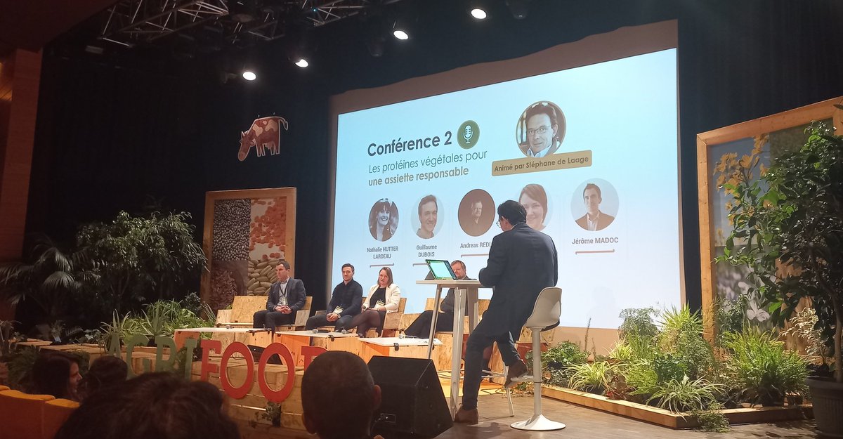 #Conférence 2 à #OAF
Les protéines végétales pour une assiette responsable ? 

Un échange en format #tableronde autour de notre alimentation.
Réussirons-nous à faire manger des légumineuses à nos enfants et aux futures générations ? En tout cas moi je l'espère !

#assiettedurable