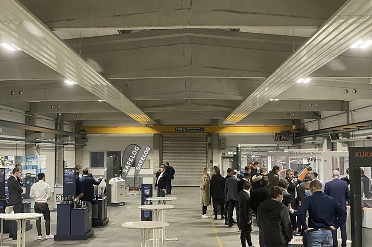 KNAPP_AG_de's tweet image. KUKA prepared an exciting program and a small trade exhibition for the visitors of their Solutions Days. We were on site with an Open Shuttle Fork and enriched the program around the topic of #intralogistics and #AMR. #makingcomplexitysimple #valuechaintechpartner #kuka #partner