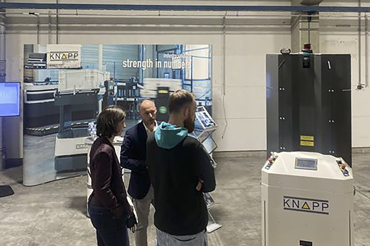 KNAPP_AG_de's tweet image. KUKA prepared an exciting program and a small trade exhibition for the visitors of their Solutions Days. We were on site with an Open Shuttle Fork and enriched the program around the topic of #intralogistics and #AMR. #makingcomplexitysimple #valuechaintechpartner #kuka #partner