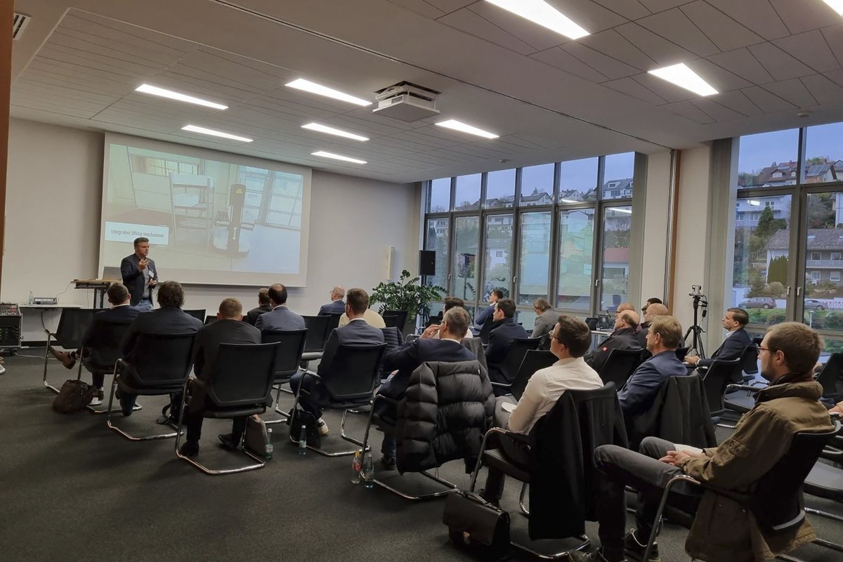 KNAPP_AG_de's tweet image. KUKA prepared an exciting program and a small trade exhibition for the visitors of their Solutions Days. We were on site with an Open Shuttle Fork and enriched the program around the topic of #intralogistics and #AMR. #makingcomplexitysimple #valuechaintechpartner #kuka #partner