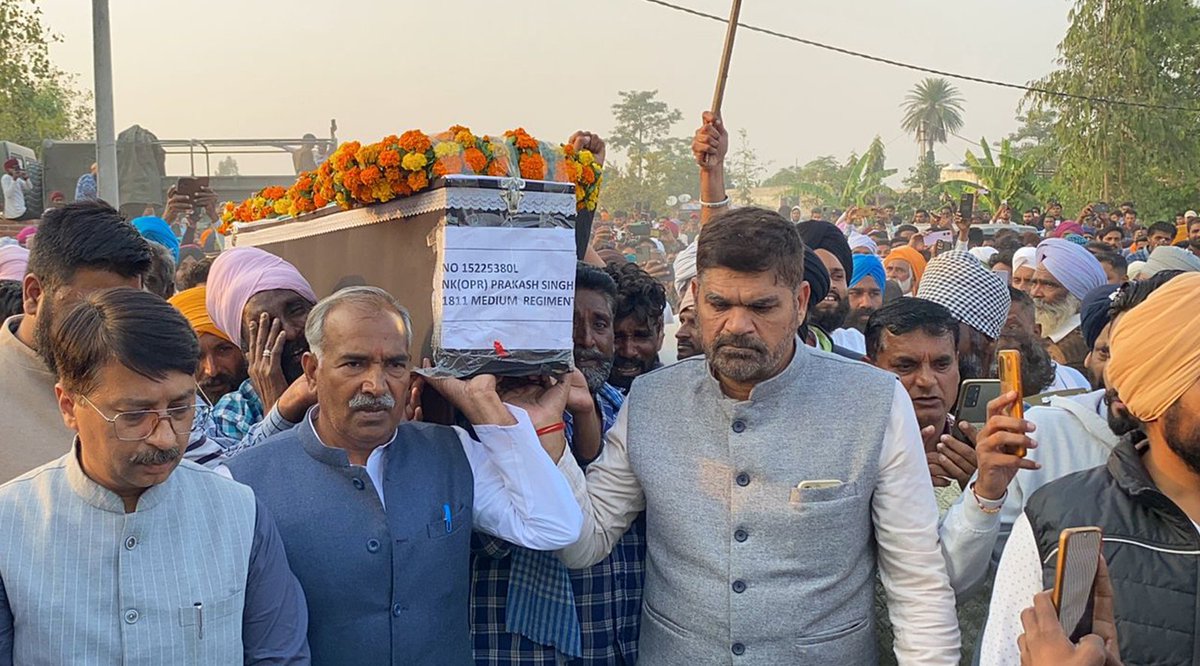 TheArvindPandey's tweet image. आज बाजपुर में, सम्मान और कृतज्ञता लिए गगनभेदी जयकारों के साथ भारतीय सेना के वीर जवान, थापा नंगला बाजपुर, जनपद उ0सि0 नगर निवासी नायक प्रकाश सिंह जी की अंतिम यात्रा में सम्मिलित हुआ।

#PrakashSingh | #Bajpur | #IndianArmy | #Uttarakhand