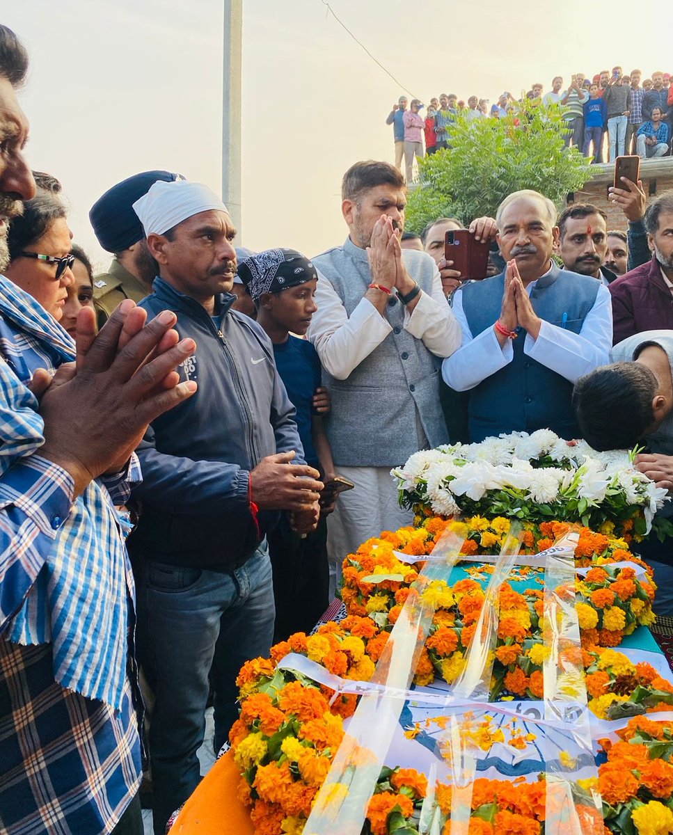 TheArvindPandey's tweet image. आज बाजपुर में, सम्मान और कृतज्ञता लिए गगनभेदी जयकारों के साथ भारतीय सेना के वीर जवान, थापा नंगला बाजपुर, जनपद उ0सि0 नगर निवासी नायक प्रकाश सिंह जी की अंतिम यात्रा में सम्मिलित हुआ।

#PrakashSingh | #Bajpur | #IndianArmy | #Uttarakhand