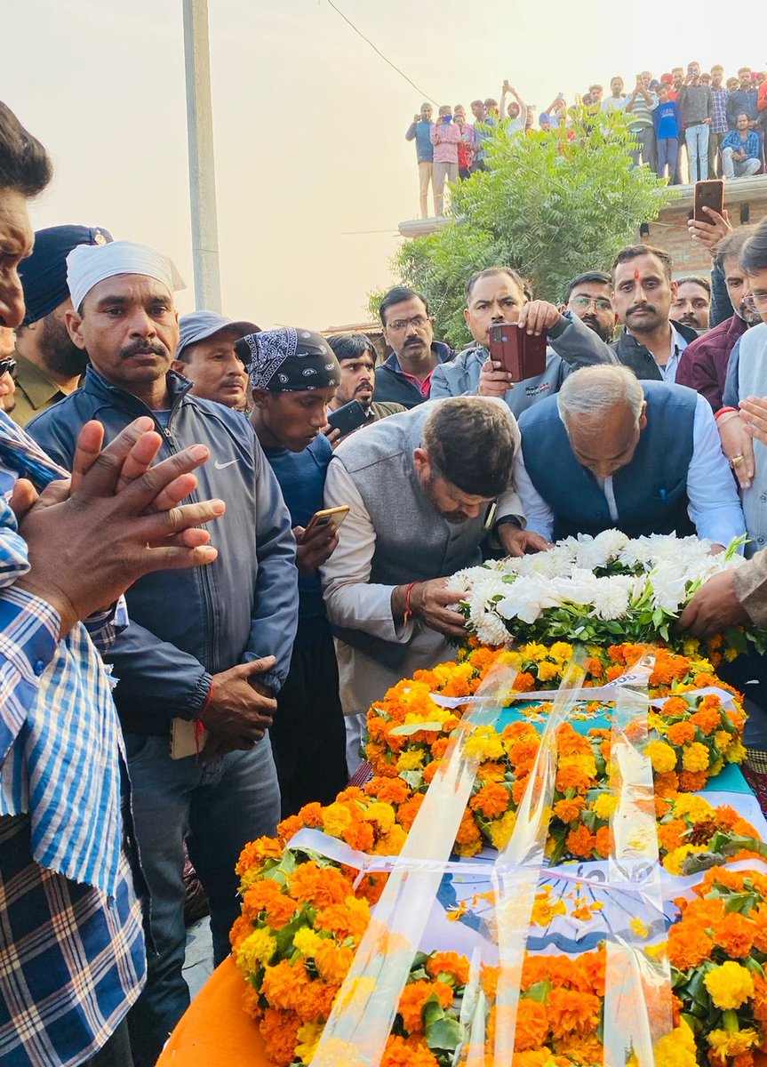 TheArvindPandey's tweet image. आज बाजपुर में, सम्मान और कृतज्ञता लिए गगनभेदी जयकारों के साथ भारतीय सेना के वीर जवान, थापा नंगला बाजपुर, जनपद उ0सि0 नगर निवासी नायक प्रकाश सिंह जी की अंतिम यात्रा में सम्मिलित हुआ।

#PrakashSingh | #Bajpur | #IndianArmy | #Uttarakhand