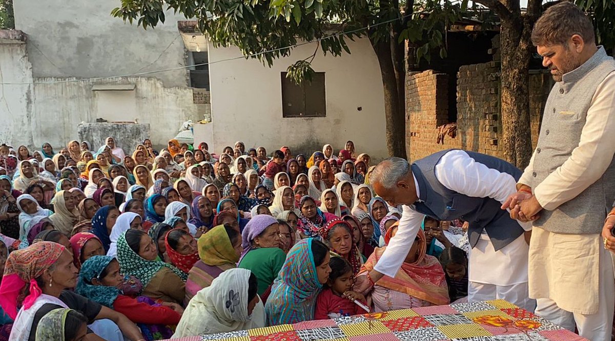 TheArvindPandey's tweet image. राष्ट्र की रक्षा हेतु कोलकाता के कंचन पारा क्षेत्र में तैनात नायक प्रकाश सिंह जी को उमड़े जनसैलाब के साथ अश्रुपूरित विदाई दी।

इसी क्रम में शहीद नायक प्रकाश सिंह के परिवार जनों से मुलाकात कर गहरी शोक संवेदनाएं व्यक्त की और दुःख साँझा किया।

#PrakashSingh | #Bajpur | #IndianArmy