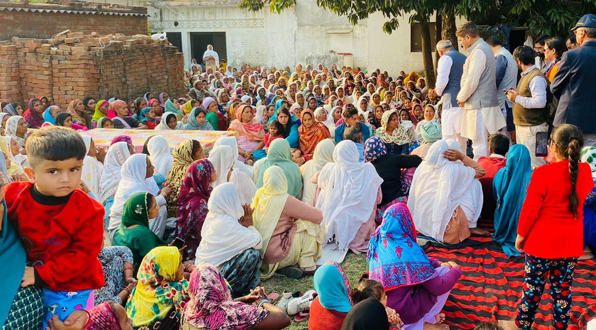 TheArvindPandey's tweet image. राष्ट्र की रक्षा हेतु कोलकाता के कंचन पारा क्षेत्र में तैनात नायक प्रकाश सिंह जी को उमड़े जनसैलाब के साथ अश्रुपूरित विदाई दी।

इसी क्रम में शहीद नायक प्रकाश सिंह के परिवार जनों से मुलाकात कर गहरी शोक संवेदनाएं व्यक्त की और दुःख साँझा किया।

#PrakashSingh | #Bajpur | #IndianArmy