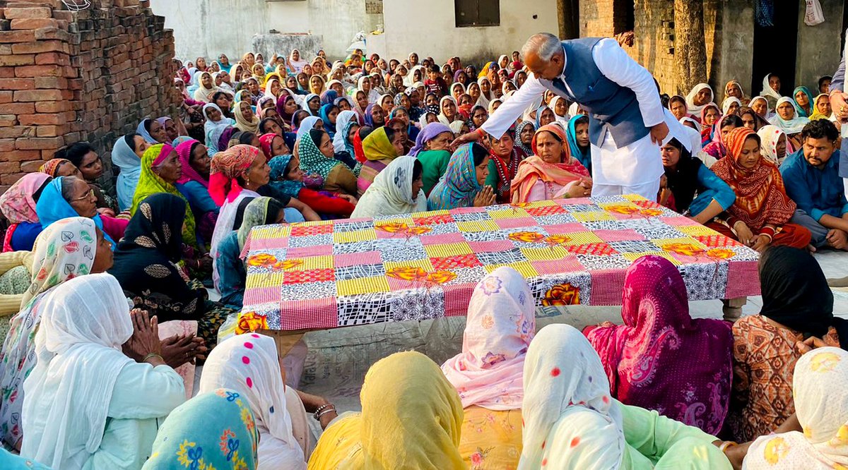 TheArvindPandey's tweet image. राष्ट्र की रक्षा हेतु कोलकाता के कंचन पारा क्षेत्र में तैनात नायक प्रकाश सिंह जी को उमड़े जनसैलाब के साथ अश्रुपूरित विदाई दी।

इसी क्रम में शहीद नायक प्रकाश सिंह के परिवार जनों से मुलाकात कर गहरी शोक संवेदनाएं व्यक्त की और दुःख साँझा किया।

#PrakashSingh | #Bajpur | #IndianArmy