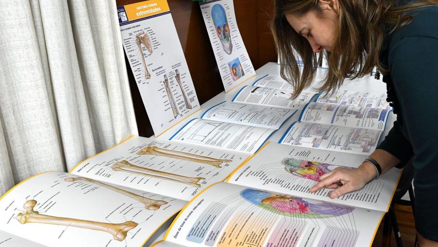 feijoo_costa's tweet photo. 📡Acceso gratuito á colección de #Esenciais (más de 30) da @UniversidadeUSC  en diferentes disciplinas: matemáticas, enxeñaría, filoloxía, dereito, economía, medicina, veterinaria... ligazón => 
https://t.co/hkrNspiF3c
@BUSCUSC @AcademiaGalega @RAGalegaCiencia @consellocultura https://t.co/VIj7M8tznY