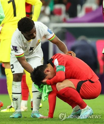 npomvtt's tweet photo. Após Son Heung-Min chorar depois da derrota da Coreia do Sul contra Gana, o Instagram dele está lotado de críticas.

'Por que você está sempre chorando? Irritante.'
'Você só serve pra gravar propagandas'
'Você não tem habilidade no futebol e age como se fosse um astro mundial' https://t.co/hd6nf1xzDX