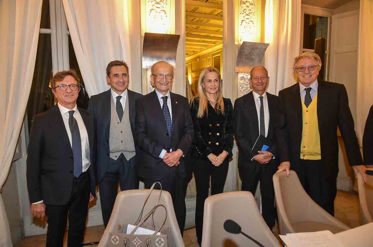 📕 Ieri a Roma la presentazione del volume “#Famiglia e #Impresa”, curato da <a href="/cavalierilavoro/">Cavalieri del Lavoro</a> per <a href="/MarsilioArte/">MarsilioArte</a>, con il pres. Maurizio #Sella, <a href="/VirmanCusenza/">Virman Cusenza</a>, <a href="/LucaDeMichelis/">Luca De Michelis</a>, <a href="/MicossiStefano/">Stefano Micossi</a>, Nicoletta #Spagnoli e <a href="/_ffabretti/">Federico Fabretti</a>, per riflettere su impresa e sviluppo sostenibile.