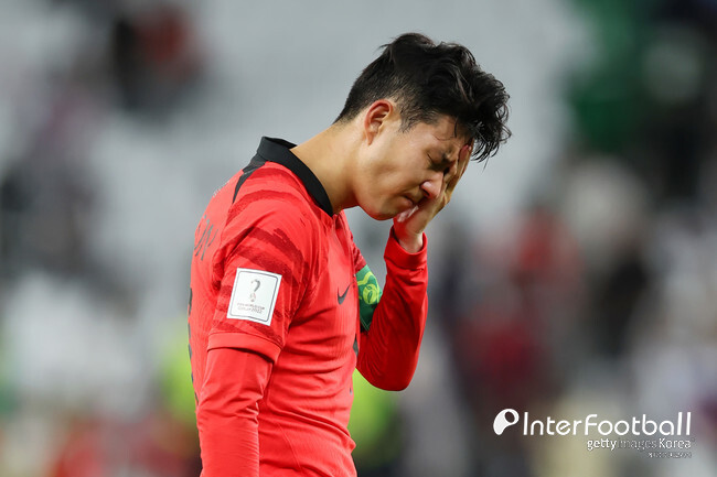 npomvtt's tweet photo. Após Son Heung-Min chorar depois da derrota da Coreia do Sul contra Gana, o Instagram dele está lotado de críticas.

'Por que você está sempre chorando? Irritante.'
'Você só serve pra gravar propagandas'
'Você não tem habilidade no futebol e age como se fosse um astro mundial' https://t.co/hd6nf1xzDX