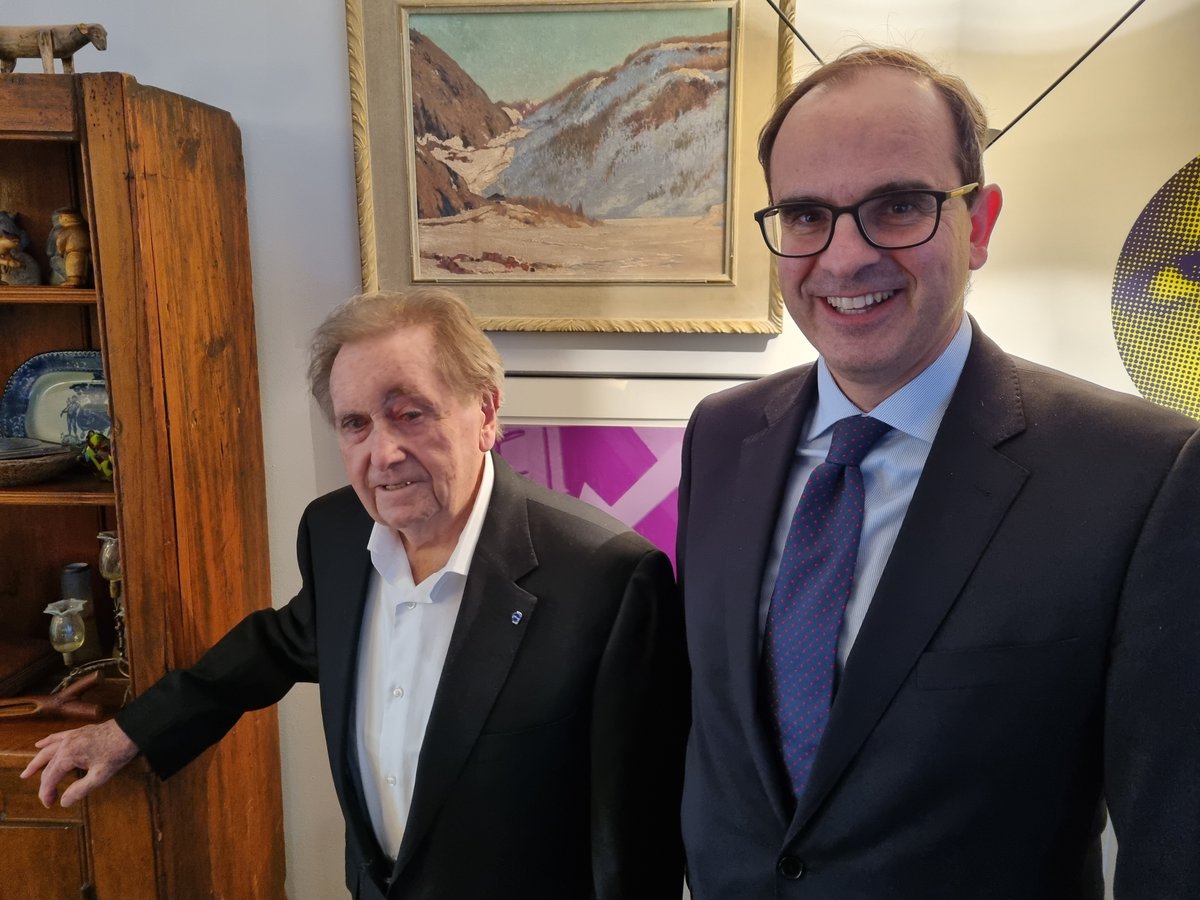 EmbEspCanada's tweet photo. La presencia y fortaleza de 🇪🇸 en 🇨🇦 es el resultado del trabajo , esfuerzo y compromiso de tantos españoles que durante años han abrazado este país.  El Doctor José Jiménez, a sus 97 años, es un referente extraordinario. Gracias, por tanto. 
 #EspañolesenCanada https://t.co/cB53FrhIZO