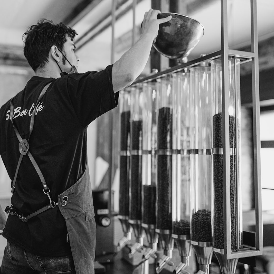 Detrás del mejor café de especialidad, está el buen maestro tostador que consigue descubrir esos aromas y sabores que esconden los granos de café en su interior🤎
#CamdenCoffeeRoasters #solobuencafe
#cafe #cafedeespecialidad #madrid #eatoutmadrid #sitiosconencanto #madridmemola