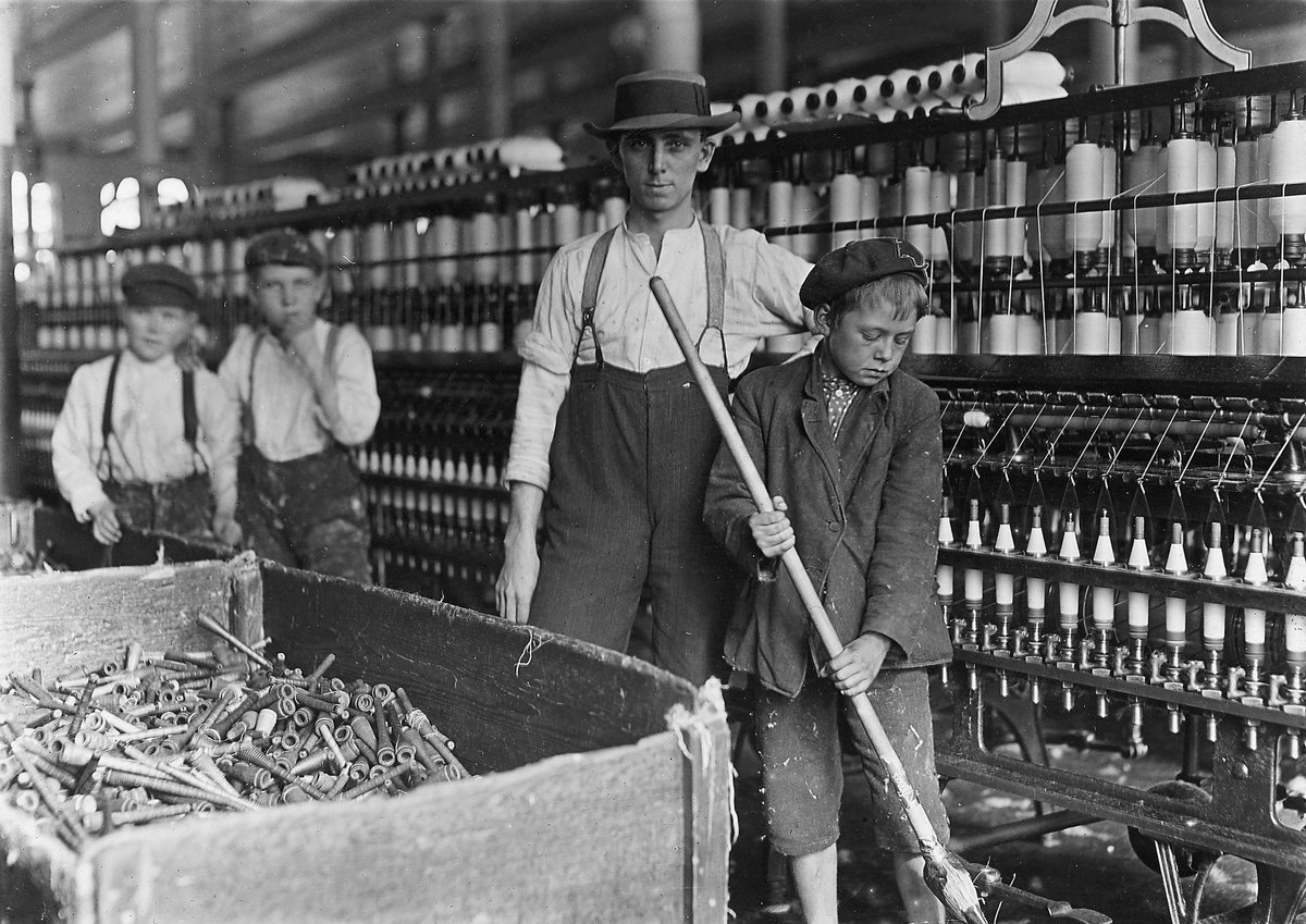 MarkEvansXVIII's tweet photo. Hola chiques mi primer día con mis amigues trabajando #trabajoduro #industrie #piscisdamefuerza https://t.co/C4ChBs7y83