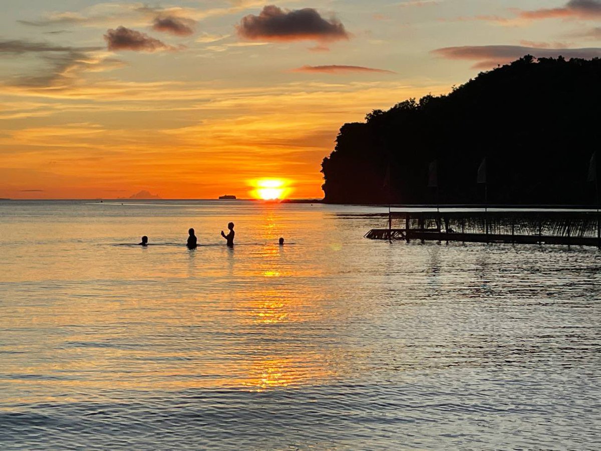 iamjaysrubrico's tweet photo. Isa rin sa ipinagmamalaki ng Dakak Park and Beach Resort sa Dapitan ang sunset dito maliban sa magandang dagat at mala-pulbos na buhangin ng lugar. @smninews @DZAR1026
#DapitanAlwaysInviting
#ZestFullyNatural #ZamboangadelNorte
#OnceAgainZampen
#ColorsofMindanao https://t.co/Hpbkmw3KSY