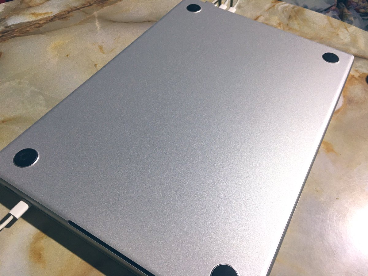 hizakozou1234's tweet photo. 今日は雨なので草刈りはお休み。
今朝、届いたMacBook Proのスキンシールを貼りました。
@wraplus のものがAmazonでブラックフライデーで30%も値引き。
2583円。
ちょっとした自分へのご褒美。
貼るのが少し難しかったけど仕上がりは綺麗になるので安心。
近似色は良き。
#Apple
#MacBookPro
#wraplus https://t.co/IA2T77maUW