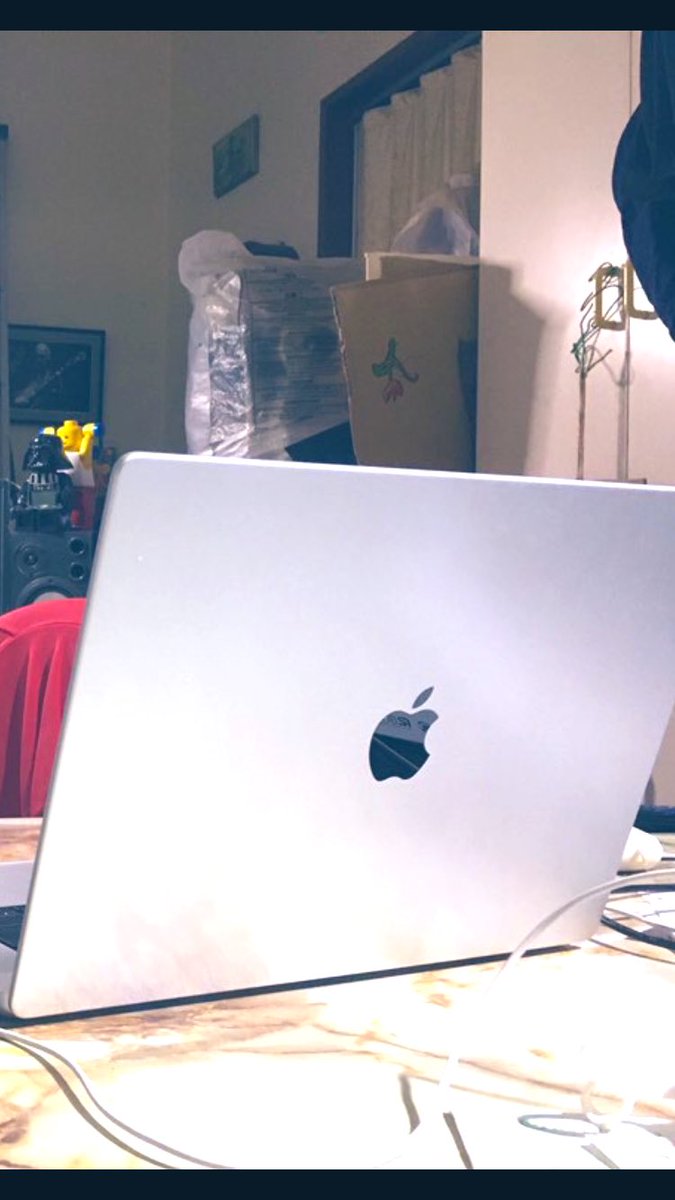 hizakozou1234's tweet photo. 今日は雨なので草刈りはお休み。
今朝、届いたMacBook Proのスキンシールを貼りました。
@wraplus のものがAmazonでブラックフライデーで30%も値引き。
2583円。
ちょっとした自分へのご褒美。
貼るのが少し難しかったけど仕上がりは綺麗になるので安心。
近似色は良き。
#Apple
#MacBookPro
#wraplus https://t.co/IA2T77maUW
