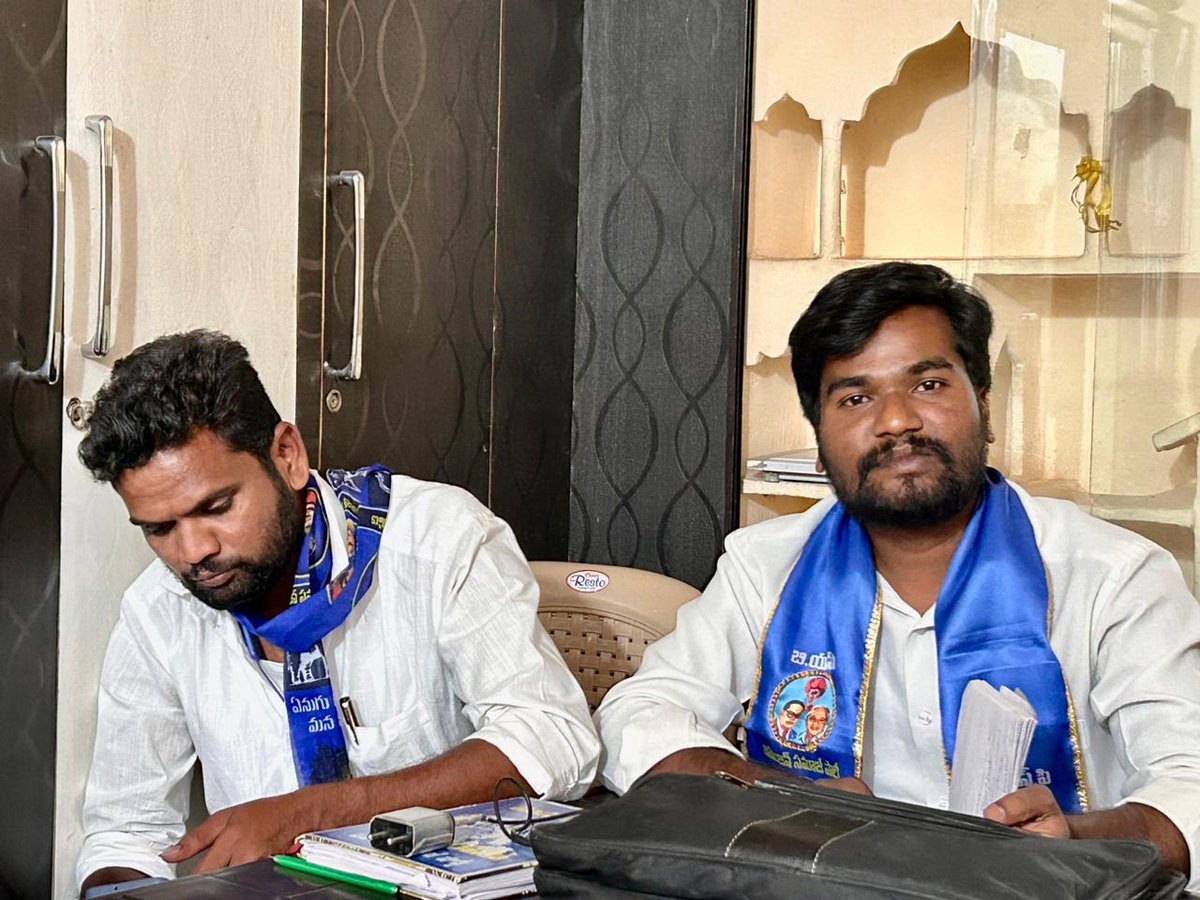 Bspmunugode's tweet photo. ఈ రోజు 29-11-2022 న
మునుగోడు నియోజకవర్గ కార్యవర్గ సమావేశం నిర్వహించడం జరిగింది,
ఈ సమావేశంలో బ్లూ స్టార్ విభజన చెయ్యడం జరిగింది.
#Thelanga #Nalgonda #bspmunugode #MunugodeBypoll #MunugodeWithBSP #dhevarakonda #Miryalaguda #BSP #RSP #Bheem #RSPraveenKumar https://t.co/htmYbNIaV2