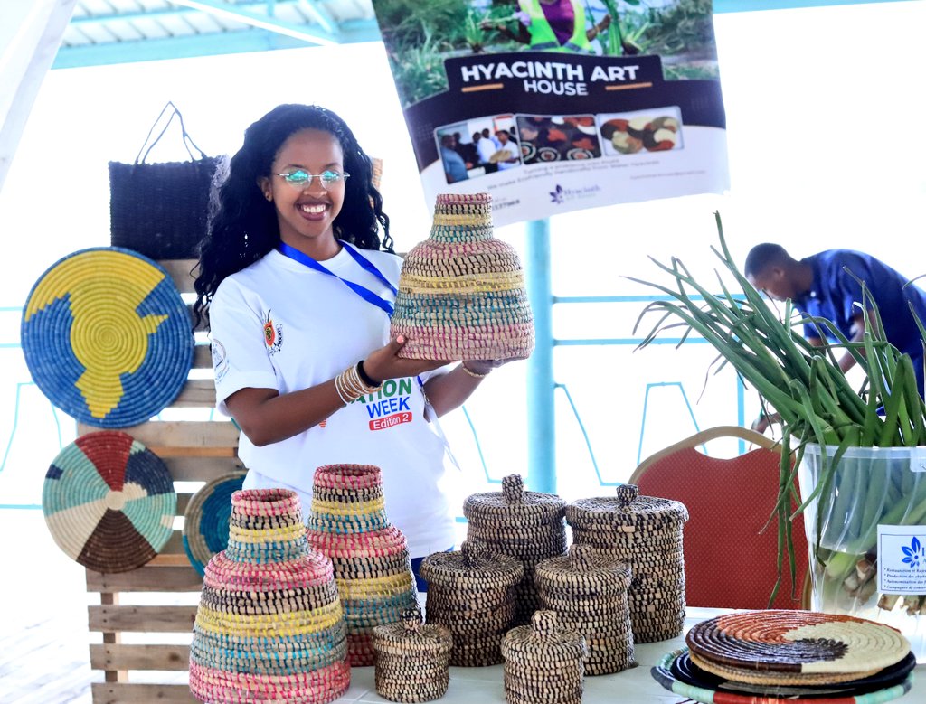 PAEEJ_Burundi's tweet photo. #InnovationWeek2
2. @GrettaKathia Iradukunda, 26 ans, de @MairieBuja. Son projet : fabrication d'objets de décor, de la mode... à base de la jacinthe d'eau. Son but: protection du lac Tanganyika. Par mois, elle peut gagner jusqu'à 300 mille BIF. https://t.co/Shs76DNbD6