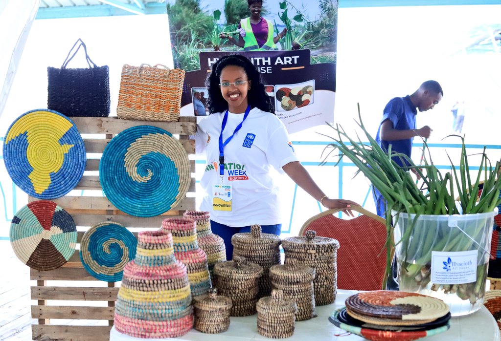 PAEEJ_Burundi's tweet photo. #InnovationWeek2
2. @GrettaKathia Iradukunda, 26 ans, de @MairieBuja. Son projet : fabrication d'objets de décor, de la mode... à base de la jacinthe d'eau. Son but: protection du lac Tanganyika. Par mois, elle peut gagner jusqu'à 300 mille BIF. https://t.co/Shs76DNbD6