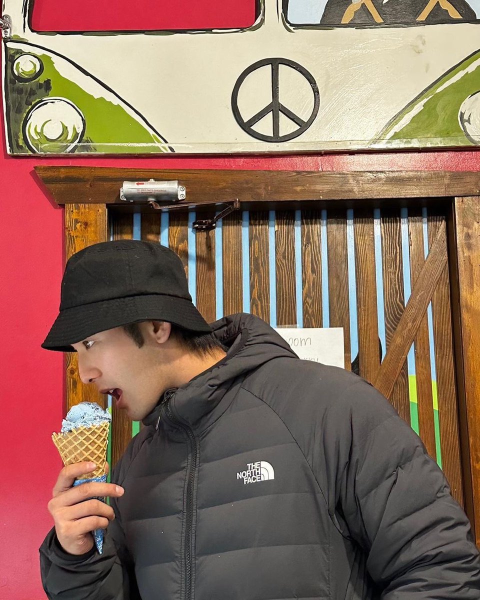 baekhopop's tweet photo. baekho at ben &amp; jerry’s on lake street, kirkland. i think he’s having their marshmallow sky ice cream? https://t.co/yn0BISmI2T