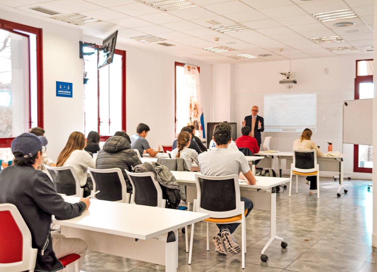 en_UFMMadrid's tweet photo. En UFM Madrid fichamos a los mejores profesionales como profesores, por eso estamos orgullosos de contar con Domingo Soriano, reputado periodista económico, que enseña economía a nuestros alumnos. 📢
#UFMMadrid #domingosoriano #emprendimiento #ade #economia #gradoade #finanzas https://t.co/bw71M7ywrD