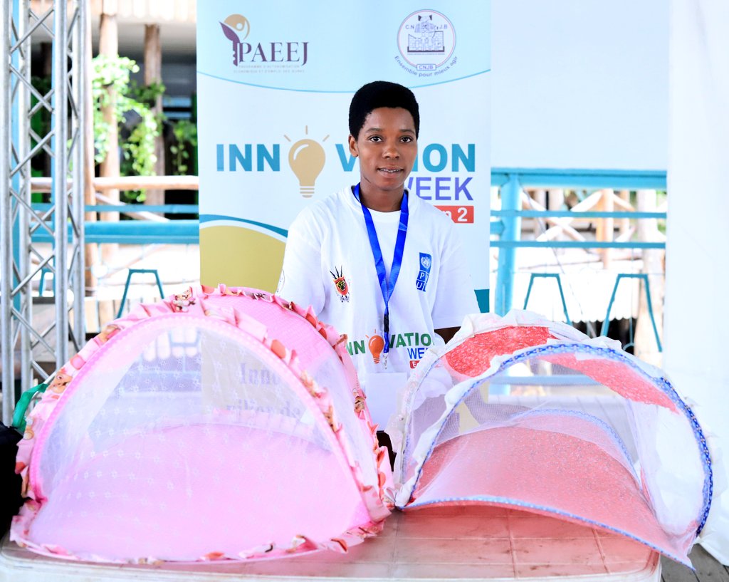 PAEEJ_Burundi's tweet photo. #InnovationWeek2
4. Pascasie Iradukunda, 21 ans, de @CibitokeProv, fabrique des moustiquaires pour bébés. Une solution pour les mamans rurales surtout, qui doivent porter leurs bébés dans les champs. A Dieu le paludisme! https://t.co/rxbq4VDIgj