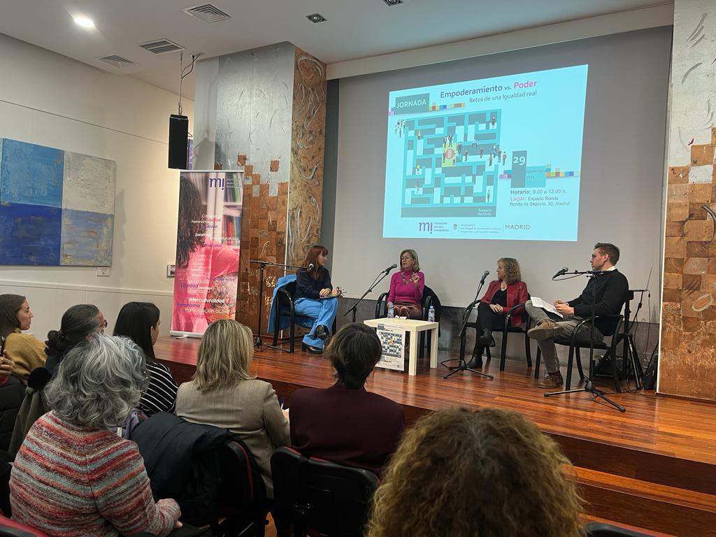 fmprogresistas's tweet photo. Seguimos con Mesa Económica #EmpoderamientovsPoder con @ceciliacastano @saraberbels y Blai Marti (Ayto. Barcelona) 👇
https://t.co/ECrg9qoHMF https://t.co/kGN0YlzsEn