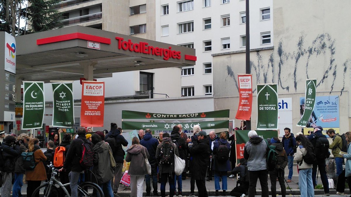 🔴 Action en cours face à #TotalEnergies sur #Paris

Le groupe #ExtinctionRebellion Spiritualité &amp; <a href="/greenfaith_fr/">GreenFaith.Fr</a> se rassemblent pour demander l'abandon immédiat des projets pétroliers mortifères de <a href="/TotalEnergies/">TotalEnergies</a> en Ouganda et en Tanzanie : l'oléoduc #EACOP 🛢️

#StopEACOP