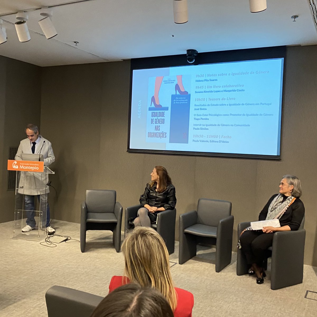 Esta manhã, no espaço Atmosfera M, para a apresentação do livro “Igualdade de Género das Organizações”. A OesteCIM foi convidada a falar sobre o tema “Intervir na Igualdade de Género na Comunidade”, no âmbito do Projeto OESTE + IGUAL. #género #igualdade #igualdadedegénero #oeste