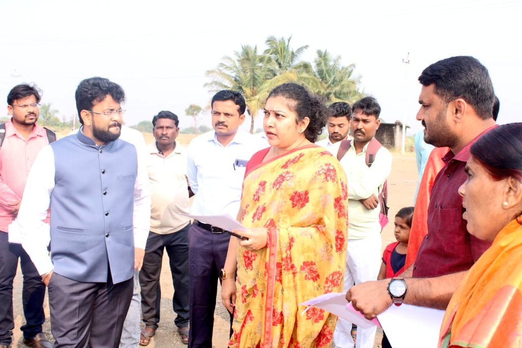 VBGRAMGKAR's tweet photo. RD commissioner @shilpa_nag visited the Amrit Sarovar work at Ronihal GP, Kolhar Taluk, Vijayapur today. 

ZP CEO Rahul Shindhe and other officials were present during the visit

@MgnregaV @ceozpvijayapur https://t.co/X15yuITCLT